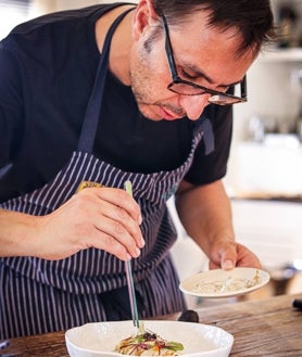 Imagen secundaria 2 - Sobre estas líneas, arriba, ensalada de perdiz escabechada de Coto de Quevedo. Abajo otro de los escabeches del restaurante, con conejo de descaste. A la derecha, José Antonio Medina, chef de este estrella Michelin en Torre de Juan Abad (Ciudad Real)