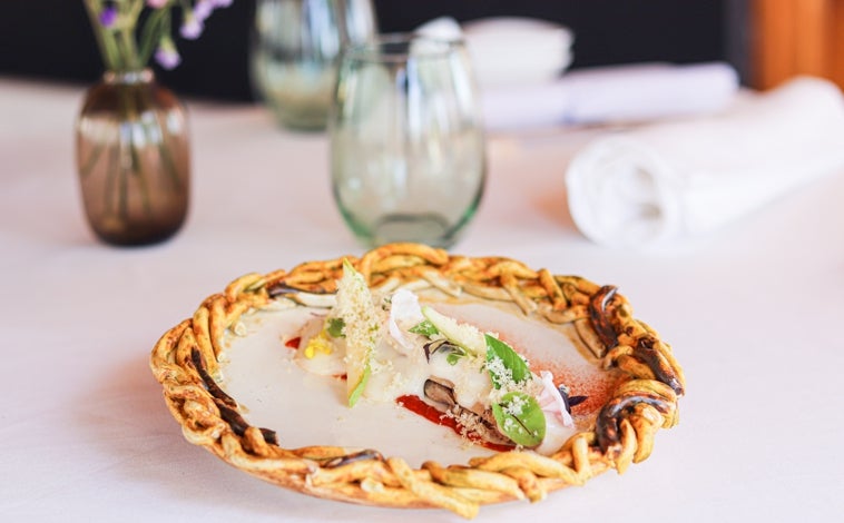 Imagen principal - Sobre estas líneas, arriba, ensalada de perdiz escabechada de Coto de Quevedo. Abajo otro de los escabeches del restaurante, con conejo de descaste. A la derecha, José Antonio Medina, chef de este estrella Michelin en Torre de Juan Abad (Ciudad Real)