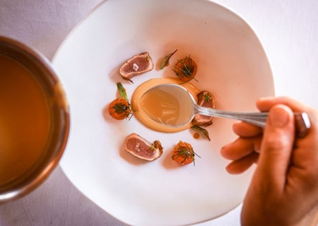 Imagen secundaria 1 - Sobre estas líneas, arriba, ensalada de perdiz escabechada de Coto de Quevedo. Abajo otro de los escabeches del restaurante, con conejo de descaste. A la derecha, José Antonio Medina, chef de este estrella Michelin en Torre de Juan Abad (Ciudad Real)