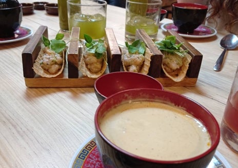 Imagen secundaria 1 - Lentejuelas, caldo yaya y tacos de tartar de gamba blanca de Huelva y huevo de dragón, en Doppelgänger