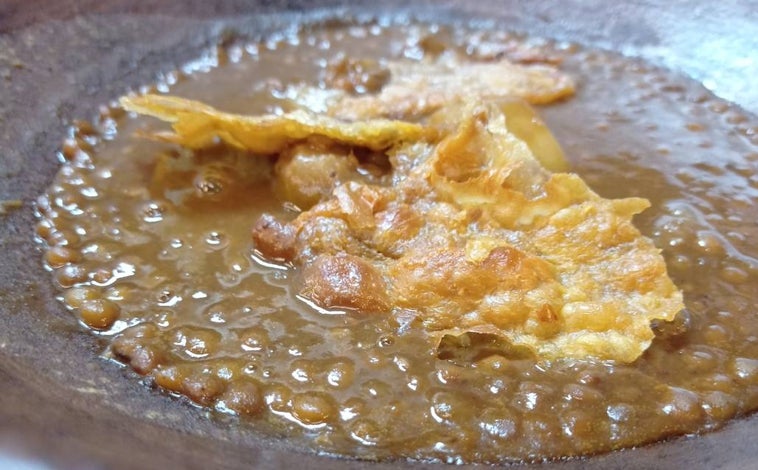 Imagen principal - Lentejuelas, caldo yaya y tacos de tartar de gamba blanca de Huelva y huevo de dragón, en Doppelgänger
