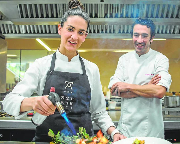 Pilar Lojero, jefa de cocina de Azurmendi, con el chef Eneko Atxa