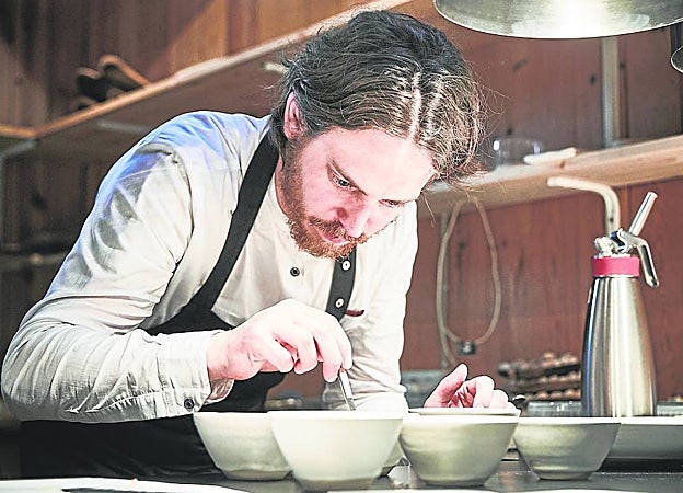 El chef Poul Andrias en su restaurante Koks, con dos estrellas Michelin