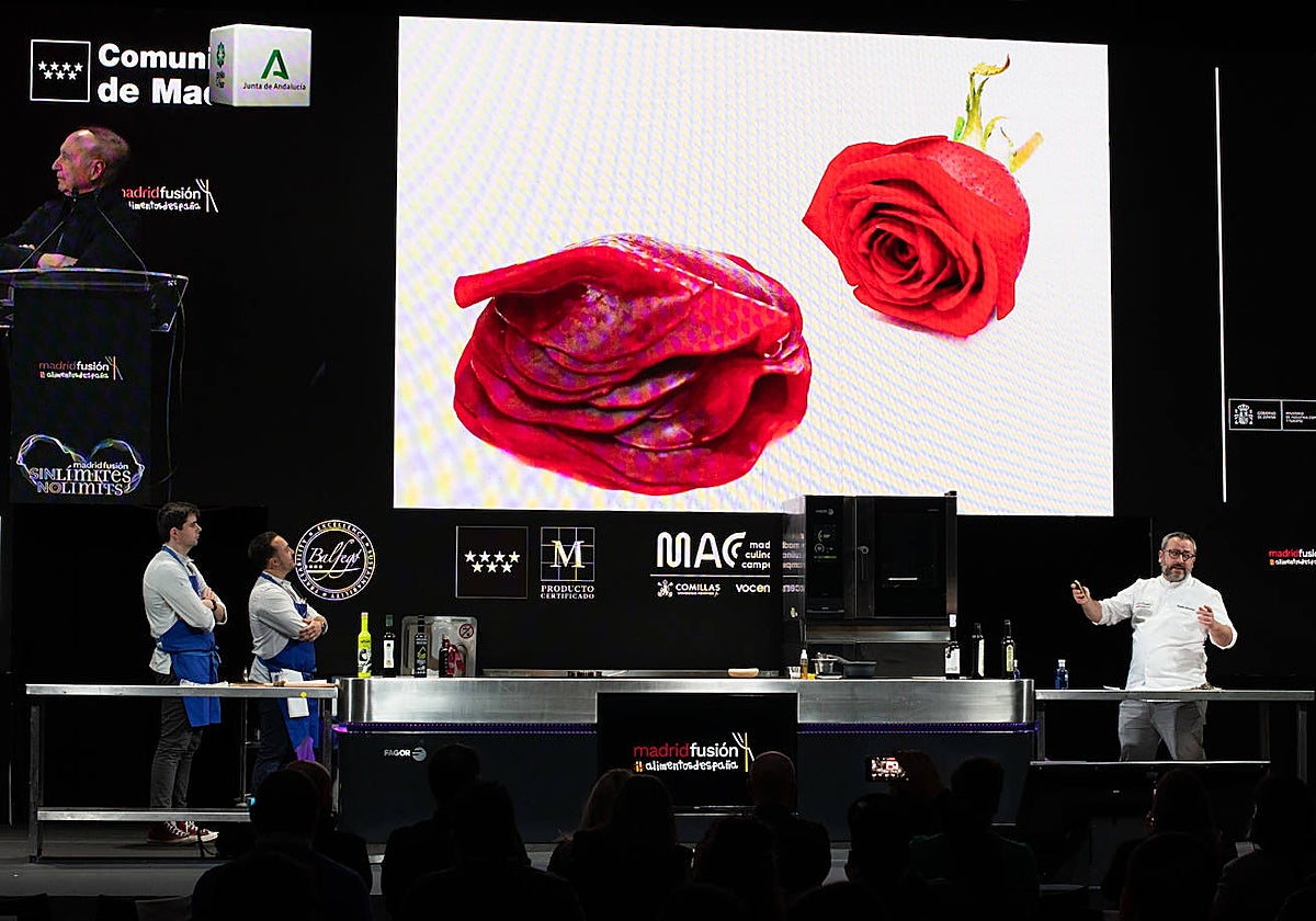 Pedrito Sánchez en Madrid Fusión 2023. Detrás, su plato de remolacha y rosa