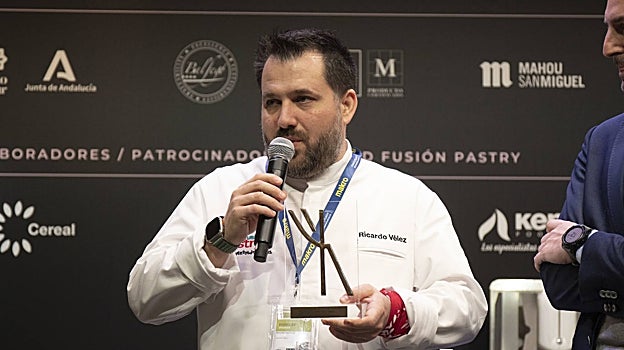 Ricardo Vélez agradece la recepción del premio