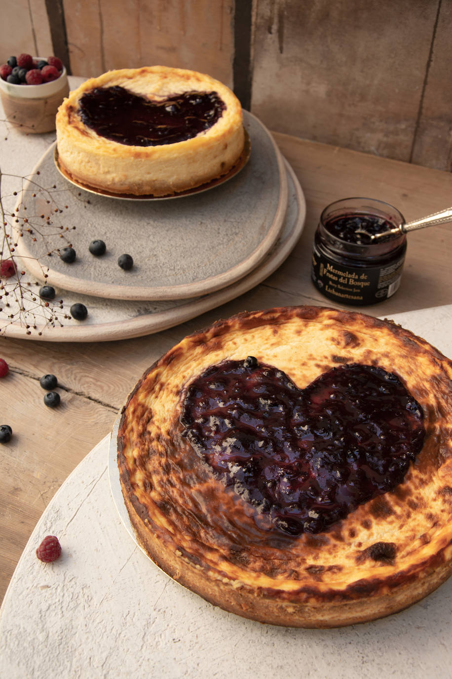 La exitosa tarta de queso de los emprendedores de Luna & Wanda (Espronceda, 3, Madrid) se viste de romanticismo con su edición especial 'La Valentina', que añade una cobertura de mermelada artesanal de frutos rojos Liébana Artesana con forma de corazón. Este postre, que une cremosidad y tostado con maestría, se puede comprar solo hasta el 14 de febrero en lunaywanda.com, por 40 euros la grande y 25 la mediana. 