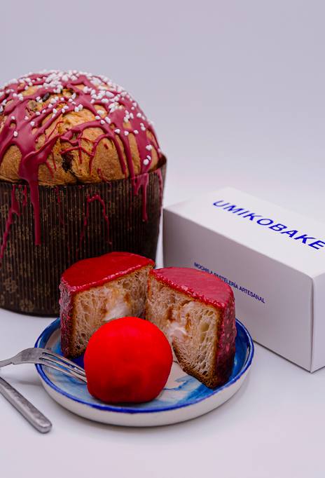 La repostería japo fusión de Umikobake, la línea pastelera del restaurante Umiko (C/Los Madrazo, 18, Madrid), puede ser un regalo original. Hasta el 15 de febrero el pastelero Alejandro García invita a probar dos postres para enamorados: los mochis rojos rellenos de frambuesas y lichis (4,10 euros cada uno) y un umisan glaseado de frambuesa relleno de yogur y caramelo salado (3,10 c/u). O, hasta finales de mes, su panettone artesanal relleno de frambuesa (33). 