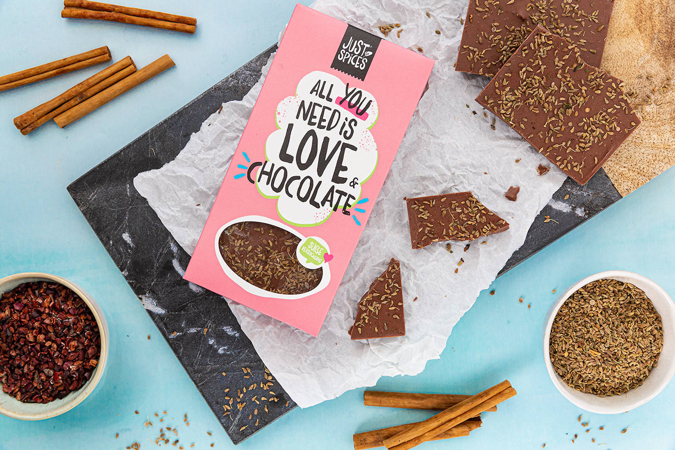 Un kit para compartir una experiencia culinaria que deriva, claro, en la degustación conjunta de un buen producto. Es lo que ofrece para este San Valentín la marca de especias Just Spices con sus cuatro cajas especiales para 'gastro lovers': en cada una de ellas viene lo necesario, desde utensilios hasta ingredientes y un manual, para preparar pan casero (29,99 euros), pizza (59,99), tabletas de chocolate (29,99) o creativos gin tonics (49,99). En justspices.es