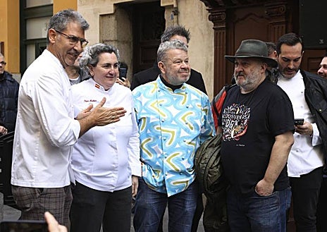 Imagen secundaria 1 - Sobre estas líneas, Lucio Blázquez junto al alcalde de Madrid, José Luis Martínez-Almeida, su hija María Blázquez, y la vicealcaldesa Begoña Villacís, en Casa Lucio. Abajo, los cocineros Paco Roncero (izq.), Pepa Muñoz, Alberto Chicote, Sacha Hormaechea y Mario Sandoval durante el homenaje. A la derecha, la placa que luce desde este martes 7 de febrero en la fachada del restaurante.