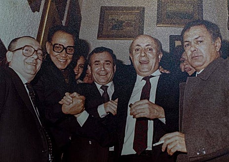 Imagen secundaria 1 - Sobre estas líneas, arriba, Lucio Blázquez y sus hijos con Ferran Adrià. Abajo, a la izquierda, con el actor Mario Moreno (Cantinflas) y el boxeador Pedro Carrasco. A la derecha, bailando con Lola Flores.