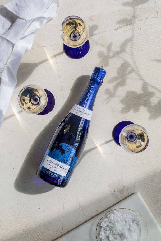 Mar de Frades invita a brindar siempre, y más en el día de los enamorados, con su albariño espumoso Brut Nature, de fina burbuja. Se elabora con el método tradicional Champenoise en su bodega sostenible del valle del Salnés, en Galicia, y se recomienda beberlo frío, a entre 8 y 10 grados. Su etiqueta, con logo termosensible, revela un pequeño barco cuando el sabroso vino está en su punto ideal para disfrutar. A 25,30 euros en tiendas o mardefrades.es.