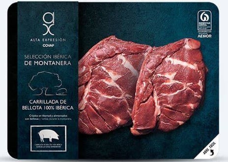 Imagen secundaria 1 - Sobre estas líneas, cerdos ibéricos en las dehesas de Señorío de Montanera. Abajo, a la izquierda, presentación de las carrilleras de cerdo ibérico que vende Covap –dentro de su serie Alta Expresión de los Pedroches– durante estos días. A la izquierda, nigiris con carne fresca de montanera Maldonado en Ikigai Velázquez.