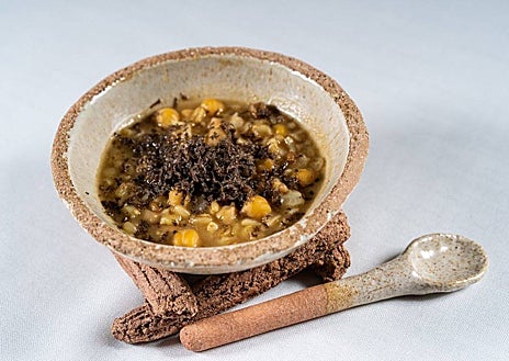 Imagen secundaria 1 - Sobre estas líneas, arriba, ostra valenciana en escabeche de coliflor de María José Martínez (Lienzo). Abajo, a la izquierda, uno de los platos de la chef Cristina Figueira, de El Xato. A la derecha, tartar de cordero de María José San Román (Monastrell)