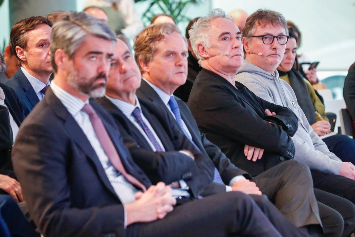 De izq. a dcha., el consejero delegado de Vocento, Luis Enríquez; el presidente del Consejo de MACC, Luis de Carlos; el presidente de Vocento, Ignacio Ybarra; Ferran Adriá y Andoni Luis Aduriz.