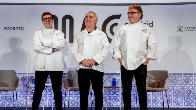 Ricard Camarena, Adrià y Aduriz con la chaquetilla de honor que MACC les ha entregado, durante la presentación de Madrid Culinary Campus