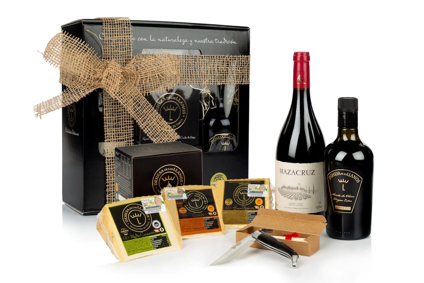 La finca albaceteña de Dehesa de Los Llanos recupera el tradicional corte del queso a navaja y lo rememora en el Día del Padre. Así, su propuesta para el Día del Padre es un Estuche Gourmet que incluye la tercera Edición Limitada de la Navaja de los Cuchilleros Artesanos Albaceteños Expósito. El pack incluye aceite de oliva virgen extra variedad arbequina, tres cuñas de queso de distintas curaciones: media, curado y gran reserva, además del Vino Mazacruz Tinto, selección 2022. Es posible encontrarlo en www.dehesadelosllanos.com por 70 euros.