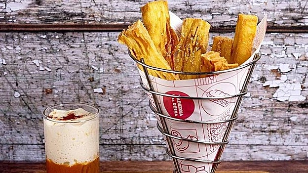 Patatas bravas hojaldradas