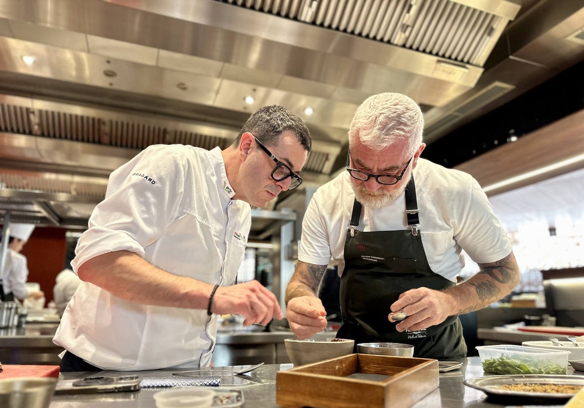 Ricard Camarena y Alex Atala durante su 'jam session' culinaria en el restaurante del chef valenciano