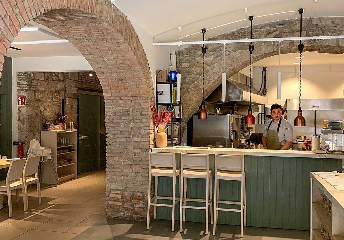 Sala de Ditifet, con la cocina a la vista, en Gerona