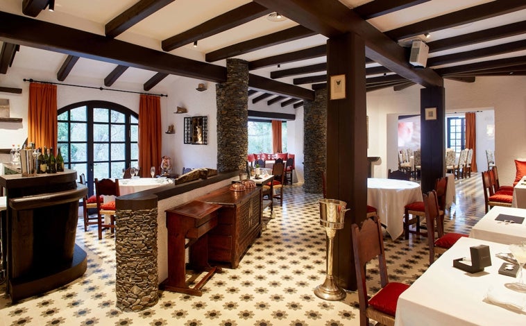 Imagen principal - Sobre estas líneas, arriba, la réplica del comedor de elBulli decorado con los objetos originales del restaurante. Abajo, a la izquierda, su emblemática terraza con vistas a Cala Montjoi. A la derecha, la entrada original al recinto y el nuevo espacio polivalente elBulliDNA