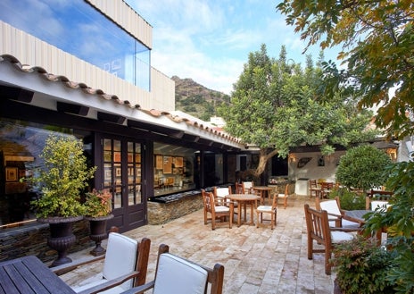 Imagen secundaria 1 - Sobre estas líneas, arriba, la réplica del comedor de elBulli decorado con los objetos originales del restaurante. Abajo, a la izquierda, su emblemática terraza con vistas a Cala Montjoi. A la derecha, la entrada original al recinto y el nuevo espacio polivalente elBulliDNA