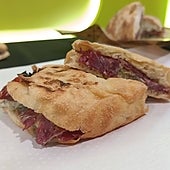 Por qué este y no otro es el mejor bocadillo de jamón ibérico del mundo
