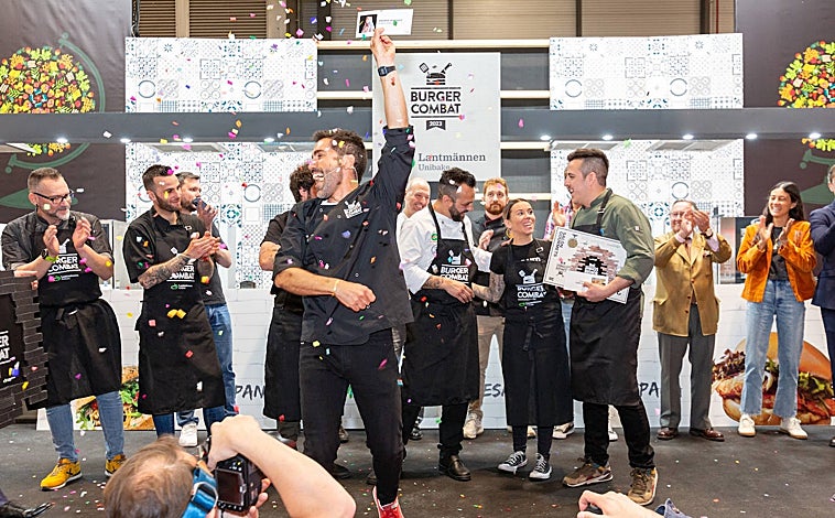 Imagen principal - Propuestas de Sergio Sanz y Sergi Mateo, ganador de la hamburguesa más popular