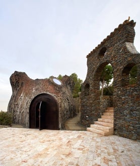 Imagen secundaria 2 - Sobre estas líneas, Ferran Adrià en el comedor del edificio histórico de elBulli. Abajo, la emblemática terraza con vistas a Cala Montjoi y una de las nuevas construcciones del museo, en este caso la dedicada al legado de elBulli tras su cierre en 2011