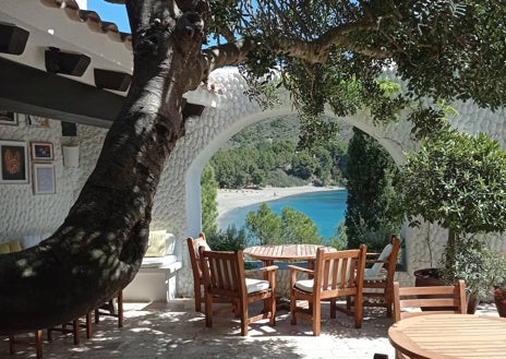 Imagen secundaria 1 - Sobre estas líneas, Ferran Adrià en el comedor del edificio histórico de elBulli. Abajo, la emblemática terraza con vistas a Cala Montjoi y una de las nuevas construcciones del museo, en este caso la dedicada al legado de elBulli tras su cierre en 2011