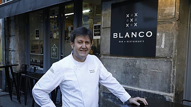 Pepe Ron, en la fachada del Bar Blanco de Cangas de Narcea