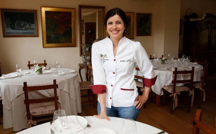 Imagen principal - Arriba, Sara López, representante de la nueva generación de guisanderas de Asturias. Abajo, a la izquierda, Vicky Sevilla, chef de Arrels, la cocinera más joven en lograr una estrella Michelin en España. A la derecha, la pescadora María Maceiras, única mujer de la Cofradía de Muros (La Coruña)