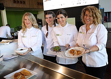 Imagen secundaria 1 - Sobre estas líneas, arriba, presentación de FéminAs 2023 en el Pozo de San Luis, en Lagreo. Abajo, a la izquierda, las guisanderas asturianas Natalia Menéndez (Casa Chuchu), Sara López y su hermana (Casa Telva) y Noelia García (Los Pisones). A la derecha, María Maceiras en su barco de pesca