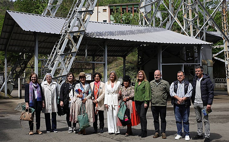 Imagen principal - Sobre estas líneas, arriba, presentación de FéminAs 2023 en el Pozo de San Luis, en Lagreo. Abajo, a la izquierda, las guisanderas asturianas Natalia Menéndez (Casa Chuchu), Sara López y su hermana (Casa Telva) y Noelia García (Los Pisones). A la derecha, María Maceiras en su barco de pesca