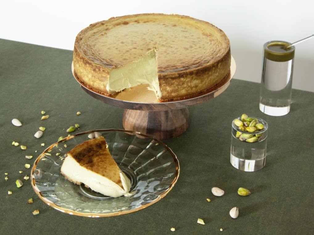 Luna & Wanda, el obrador madrileño ubicado entre muebles de diseño en el barrio de Chamberí, lanza una nueva propuesta de tarta de queso para celebrar el Día de la Madre. Esta recibe el nombre de 'La Pistacchio', una nueva versión de su receta original a la que le han sumado el inconfundible toque del pistacho siciliano, un fruto seco tendencia en la repostería. Esta tarta solo estará disponible durante el mes de mayo, y va desde los 9 a los 45 euros en función del número de porciones.