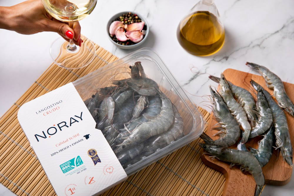 Para las amantes del pescado y los crustáceos, los langostinos Noray son el resultado de la cría de un producto fresco, sostenible y completamente libre de sulfitos y de químicos. Además de esto, también son el regalo perfecto para las amantes del sushi, ya que cuentan con la calificación Sushi Grade que certifica su consumo en crudo, convirtiéndolos en el producto perfecto para elaboraciones como el sashimi,  tartares y carpaccios, entre muchas otras. Sus precios rondan los 35 euros, y están disponibles en www.norayseafood.es.