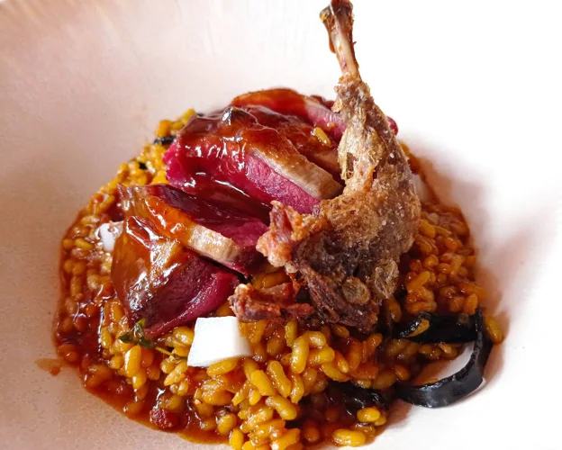 Arroz con pichón, trompetas de la muerte y salsa de mistela y naranjas sanguinas