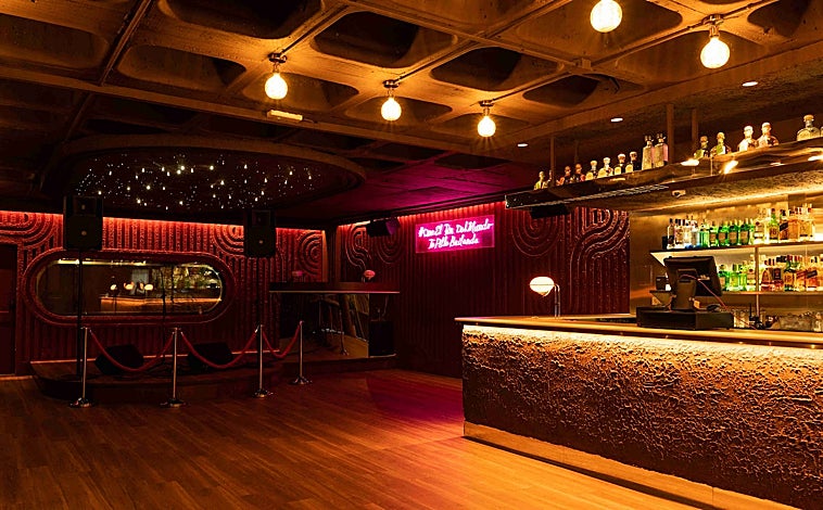 Imagen principal - Arriba, el bar de copas de La Flaca. Abajo, las sepias y la carne.