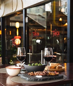 Imagen secundaria 2 - Arriba, el bar de copas de La Flaca. Abajo, las sepias y la carne.