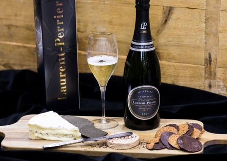 Imagen secundaria 1 - Sobre estas líneas, arriba, los viñedos de Moët & Chandon. Abajo, botellas de dos de las grandes casas de la región de Champagne: Laurent Perrier y la ya citada bodega.