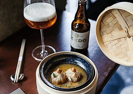 Imagen secundaria 1 - Casa Sr. ito está en Chamberí. Debajo, dos platos de su carta al estilo taberna pero con gran influencia de Japón: las gyozas y los baos.