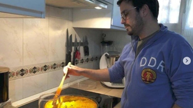 Alberto Garzón en la cocina de su casa con la Thermomix al fondo en una imagen compartida en Instagram