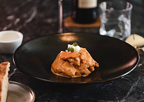 Imagen secundaria 1 - Arriba, el bacalao tellagorri. Abazo, izq., el gallo con mar; derecha, el gazpacho. 