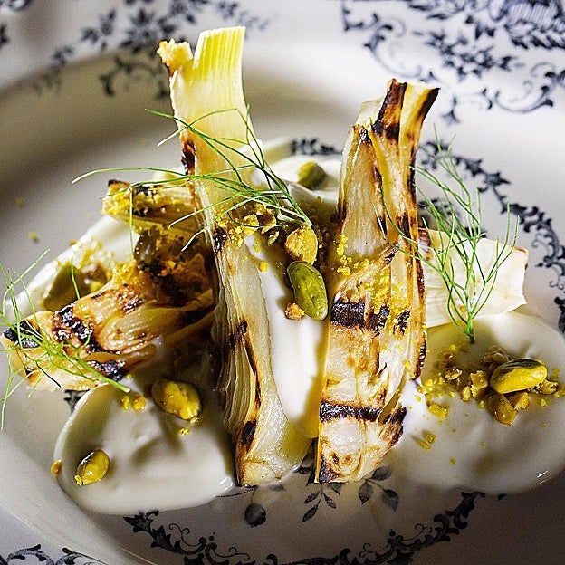 Hinojo a la brasa con parmesano y pistacho verde