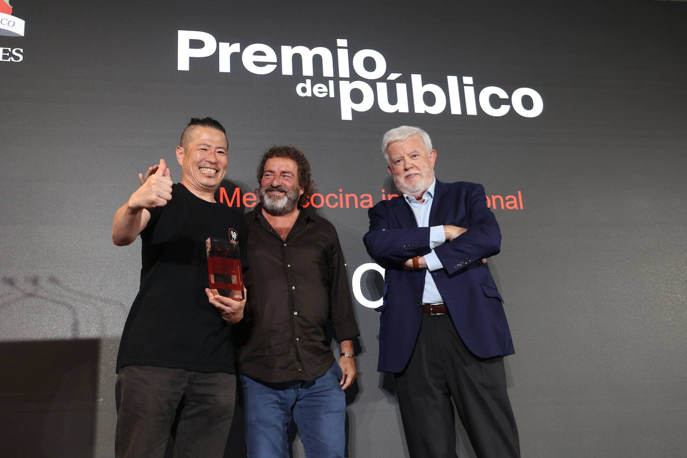 Premio de los lectores  al mejor restaurante de cocina internacional: Ikoya (Barcelona). Recogen el título: Iñaki López Viñaspre, chef y fundador de Grupo Sagardi, y Hideki Matsuhisa, chef ejecutivo de Ikoya. Entregó el galardón Maribona.