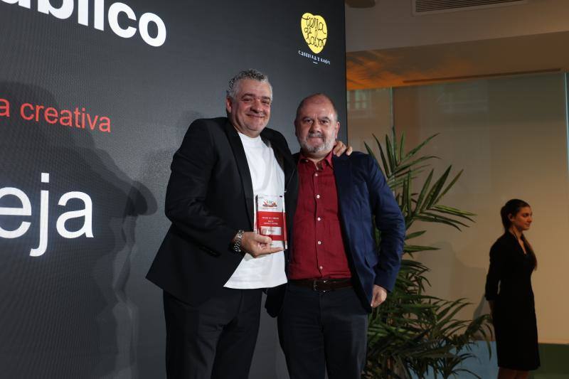 Dani Carnero, de Kaleja (Málaga), recibió el premio del público al mejor restaurante de cocina creativa de manos de Benjamín Lana, presidente de la división de Gastronomía de Vocento.