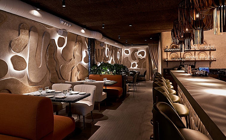 Imagen principal - Arriba, la elegante y cálida sala de Terracott. Abajo, sus croquetas de carabineros con velo ibérico y su sangría cítrica y floral.