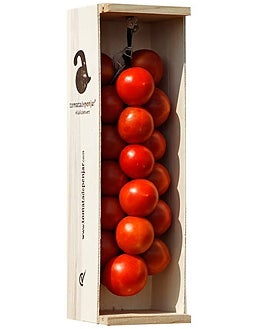 Imagen secundaria 2 - SObre estas líneas, arriba, variedad de tomate moruno de Madrid. Abajo, a la izquierda, de huevo de toro del valle del Guadalhorce (Málaga). A la derecha, el tomate de penjar, conocido también como ramallet que se cuelga en las casas de Baleares y el Levante.