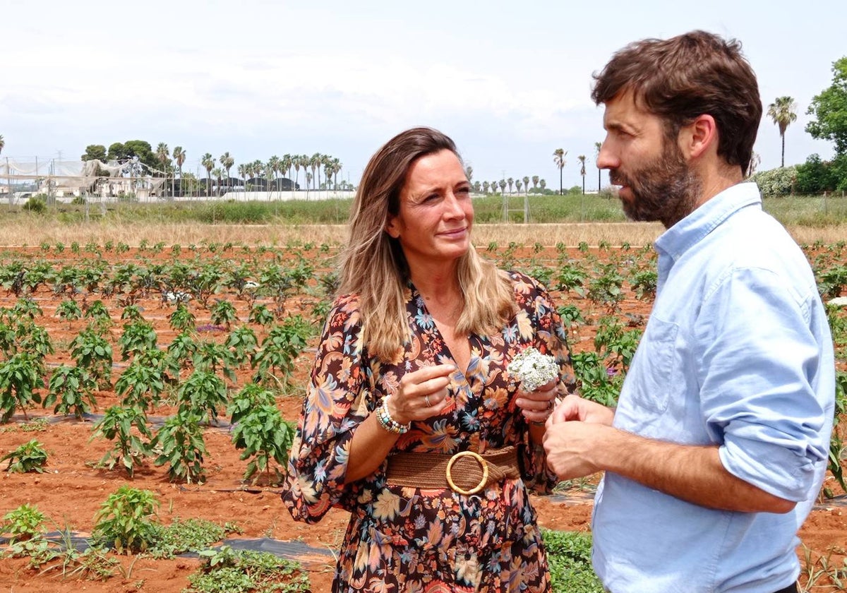 Begoña Rodrigo y Asier Rojo, en la huerta valenciana