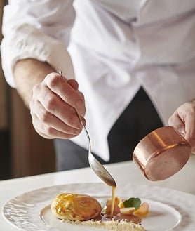 Imagen secundaria 2 - Arriba, el cocido madrileño estival del menú de Playing Solo. Debajo, el chef, Luis Caballero, y al lado un momento del emplatado del pase de la carrillera.
