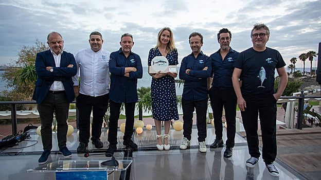 Alexandra Cousteau junto a Benjamín Lana (dcha), director general de Vocento Gastronomía, y los chefs Michelin que dieron la cena del primer día del congreso en Tenerife: Erlantz Gorostiza, Albert Adriá, Nacho Manzano, Quique Dacosta y Andoni Luis Aduriz.